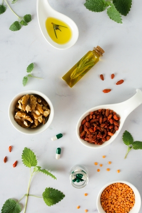 核桃枸杞胶囊药丸摄影图片